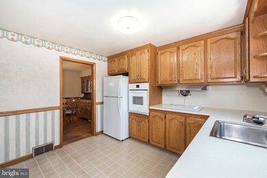 1818 Clinton Rd, Norristown, PA 19403 - photo 6