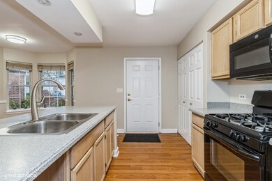 117 Pembroke Cir unit 3D, Lake Bluff, IL 60044 - photo 2