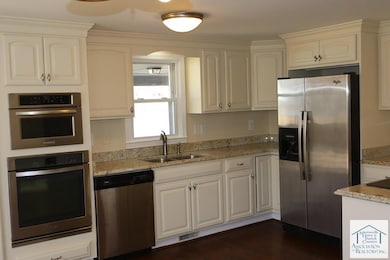 Kitchen w/stainless appliances