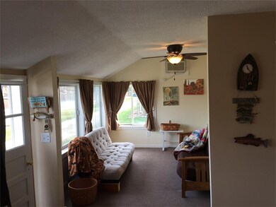 This cottage sleeps 12! Fully furnished 3 season g