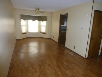Big living room/dining room combo w/bay window