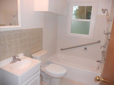 707 E 24th St S, Newton, IA 50208 - photo 3