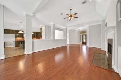 1043 Chamboard Ln, Houston, TX 77018 - photo 4