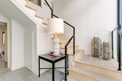 Foyer with entry from the exterior and the garage.