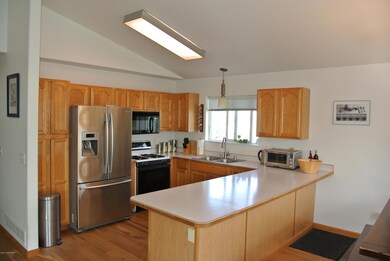 Kitchen w/ breakfast bar
