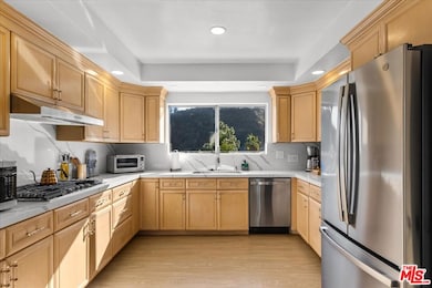 1650 Clear View Dr, Beverly Hills, CA 90210 - photo 5