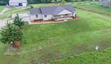 15530 Edgewater Cir, Wamego, KS 66547 - photo 2