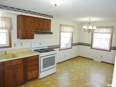 4306 W 16th St, Davenport, IA 52804 - photo 2