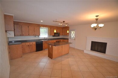 911 Thomas St, Statesville, NC 28677 - photo 2