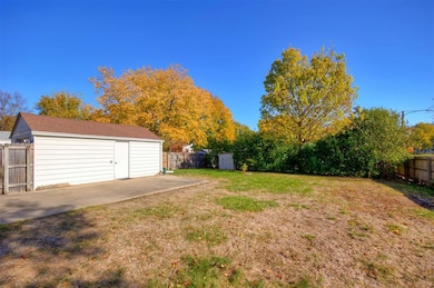 2301 50th St, Des Moines, IA 50310 - photo 6