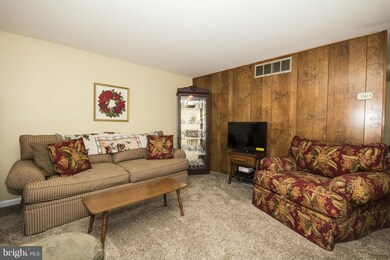 1009 Foxcroft Ln, Essex, MD 21221 - photo 5