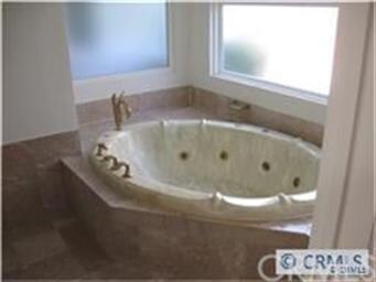 The luxurious bathroom for the main bedroom. - it'