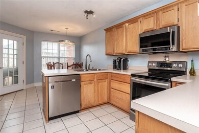 Light and bright kitchen, bar and breakfast nook w