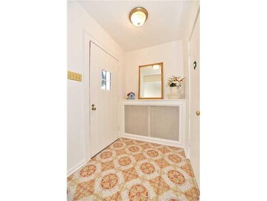 Entry/Foyer.