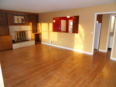Family room w/fireplace<|><|>