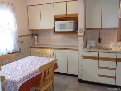 Kitchen Eat-in kitchen w/loads of cabinets