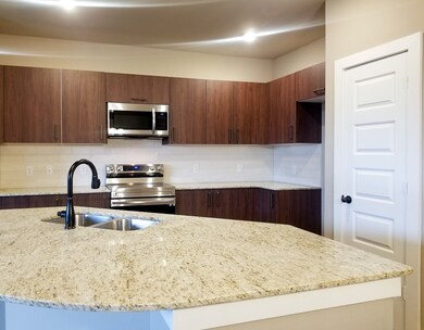 9867 Grosbeak Ln, the Woodlands, TX 77354 - photo 2