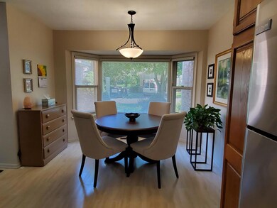 Large Dining Area w/Bay Window