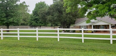 876 Squirrel Ct, Tuttle, OK 73089 - photo 2