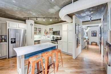 Updated Kitchen w/Quartz countertops and great sto