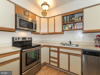 40 Lauren Ct unit 214, Levittown, PA 19057 - photo 7