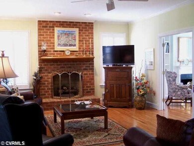 Den/Family/Great Room - Family Room with Gas Firep
