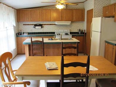 Kitchen - Lovely eat-in kitchen with island