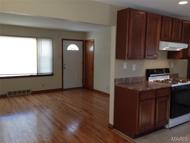 10224 Dandridge Dr, Saint Louis, MO 63123 - photo 2