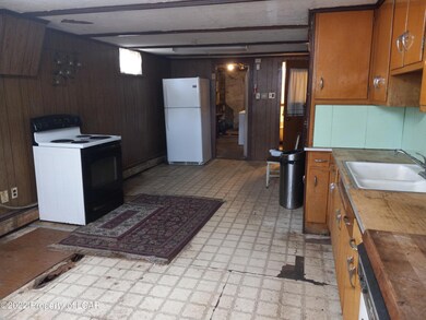 733 Diamond lower level kitchen and dini