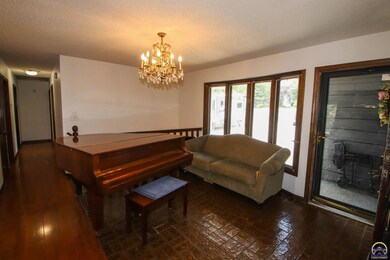 7021 SW Queens Ct, Topeka, KS 66614 - photo 2