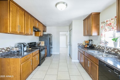 2163 W Flower St-0431