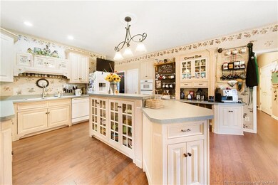 BREAKFAST BAR AND ISLAND.
