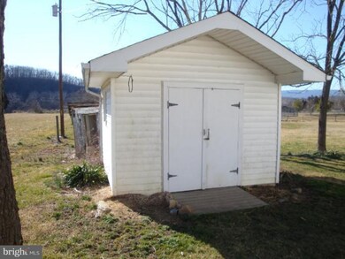 1056 E Queen St, Strasburg, VA 22657 - photo 7