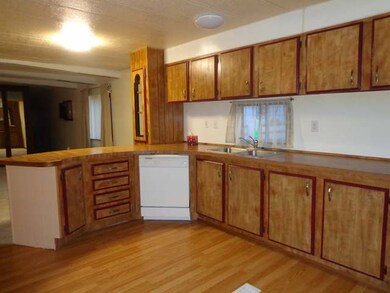 810 N Woodland Dr, Mandan, ND 58554 - photo 3