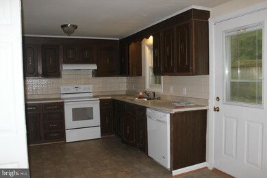 10805 Cropp Dr, Fredericksburg, VA 22407 - photo 3