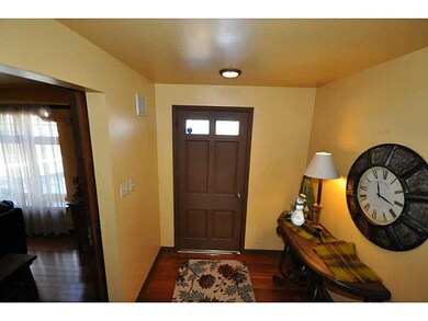 Entry/Foyer.
