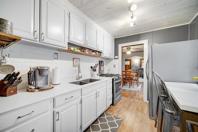 219 N Wiggs St, Griffith, IN 46319 - photo 4