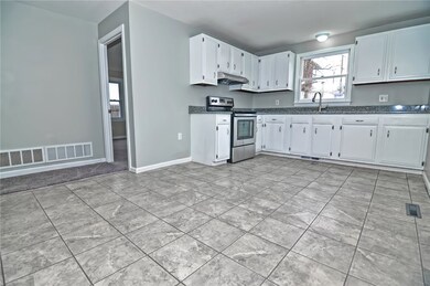 16 W Carpenter St, Pawtucket, RI 02860 - photo 4