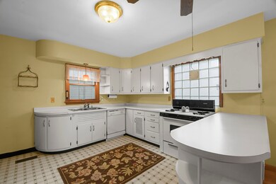 605 S Indiana St, Tuscola, IL 61953 - photo 6