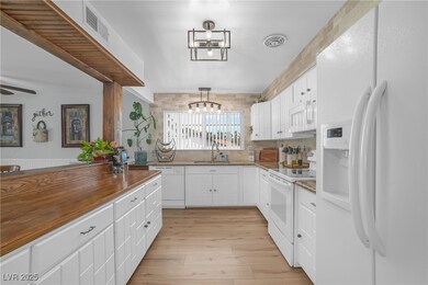 Kitchen with breakfast bar
