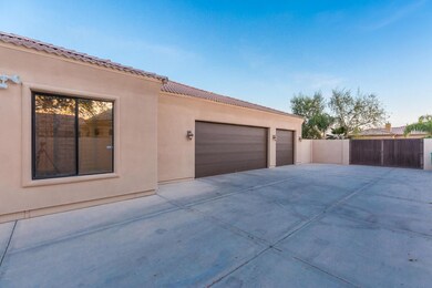 Large driveway area and RV Gate