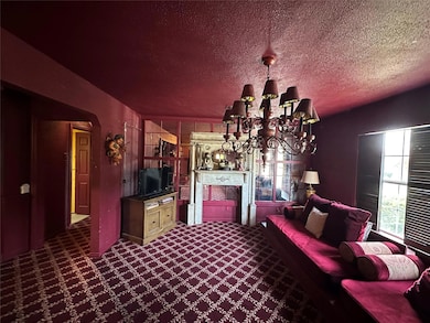 Living room with awesome lighting, decorative mant