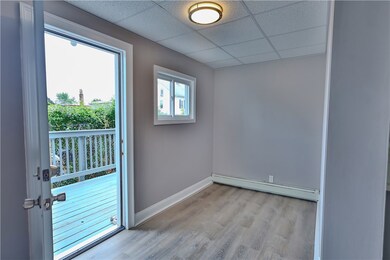 Flex space/ eat-in kitchen