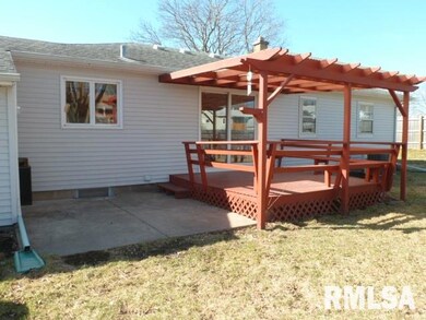 1806 W 38th Place, Davenport, IA 52806 - photo 3
