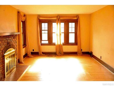 Living Room. Large Living room with Hardwood floor