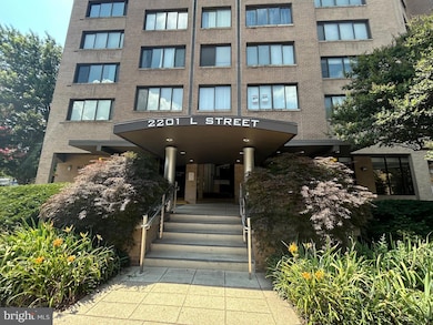 Carriage House unit 904, Washington, DC 20037 - photo 2