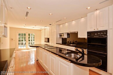 Kitchen & Casual Dining Area