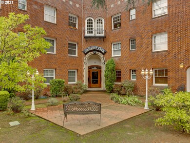 711 NE Randall Ave unit 201, Portland, OR 97232 - photo 2