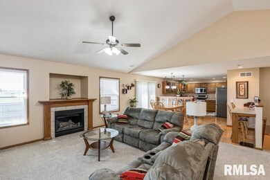 3817 W 44th St, Davenport, IA 52806 - photo 4