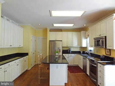 6717 Bunkers Ct, Clifton, VA 20124 - photo 4